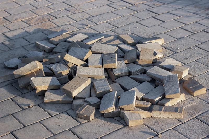 pedras e tijolos para pavimentacao de construcao em terraco estrada ou calcada na rua da cidade 161340515