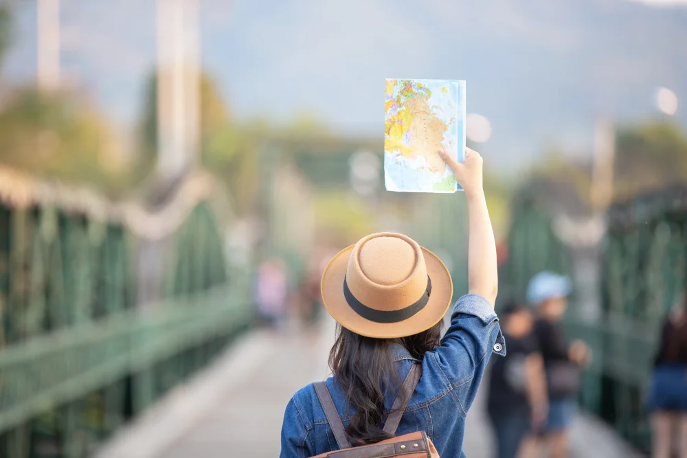 5 dicas para planejar a viagem no Brasil 3 female tourists hand have happy travel map