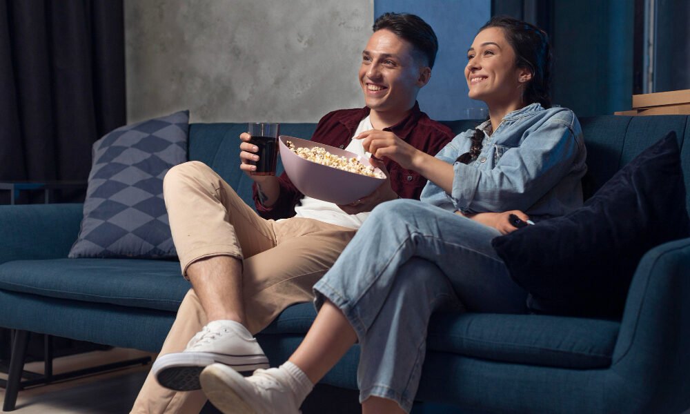 amigos assistindo servico de streaming juntos dentro de casa